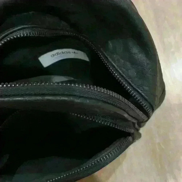 Adidas black animal print mini backpack with 2 zipper pockets - Picture 4 of 7